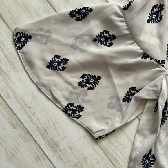 Loft Outlet NWT Gray w/Medallions Sheer Flutter Sleeve V & Bow detail Size XSP - Picture 5 of 10